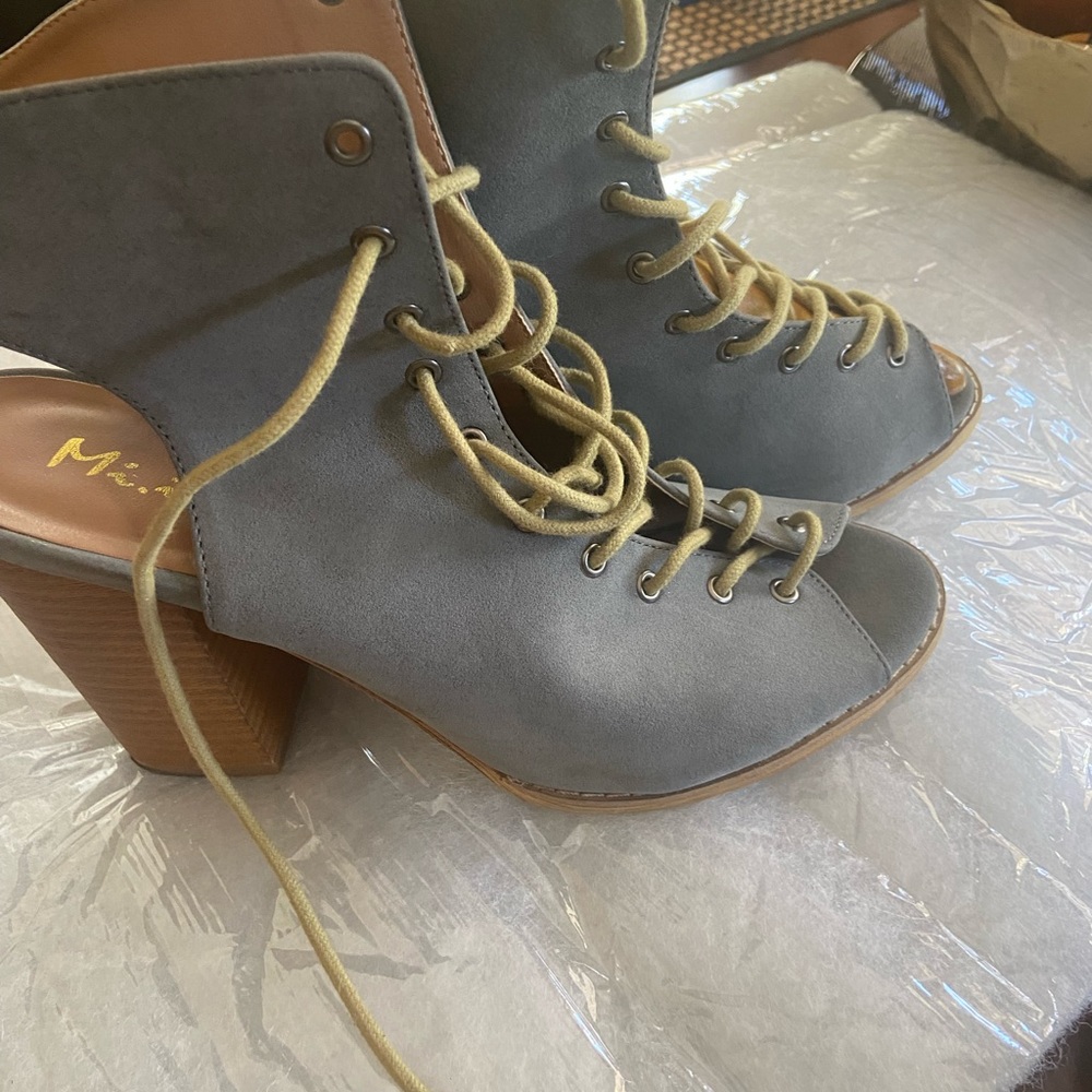 Shoe booth sandals